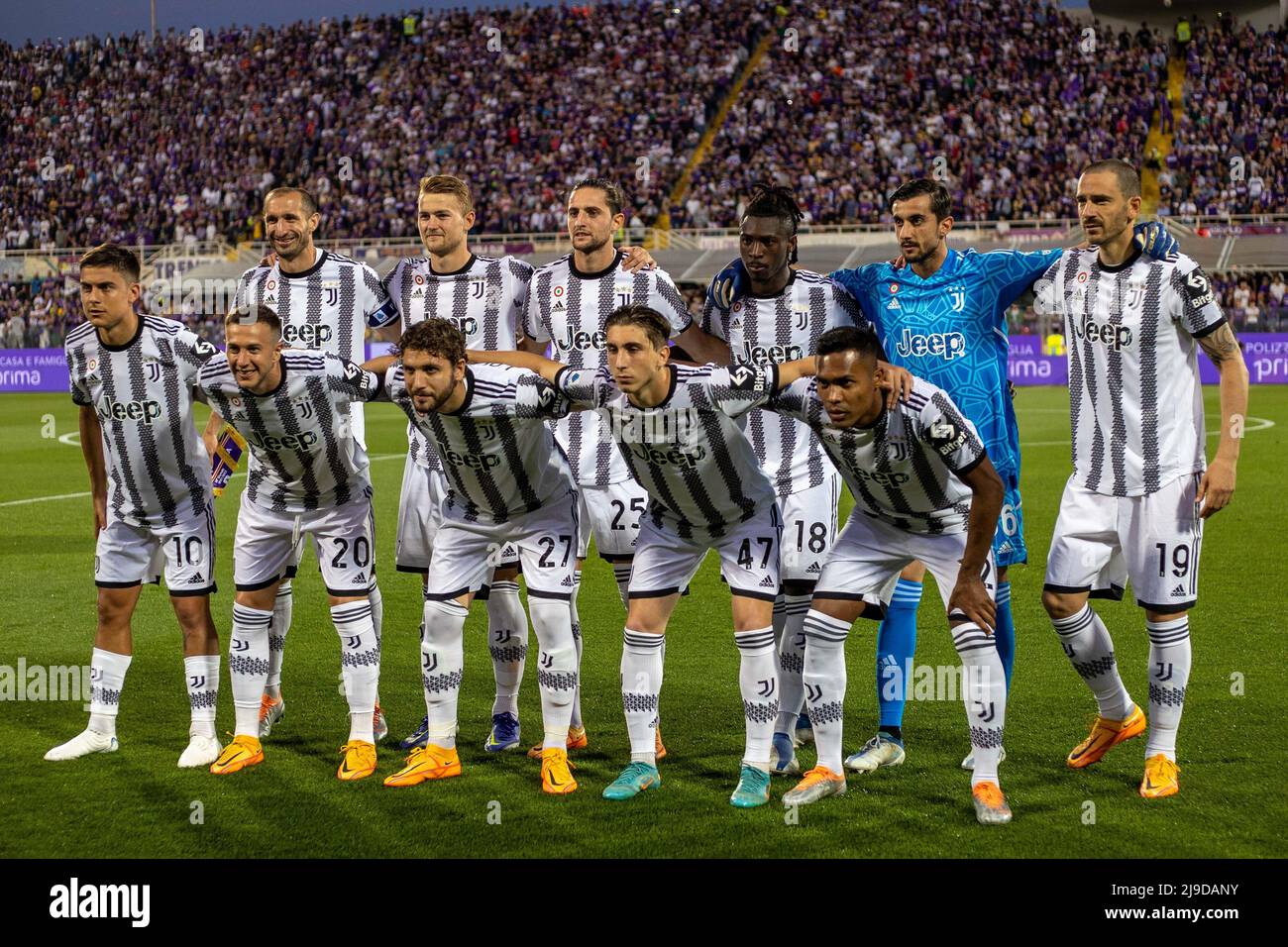 Florence, Italy. 21st May, 2022. Leonardo Bonucci of Juventus FC and  Krzysztof Piatek of ACF Fiorentina compete for the ball during the Serie A  2021/2022 football match between ACF Fiorentina and Juventus