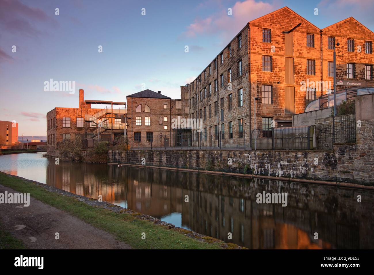 The renovated Victoria Mill, now part of UCLAN, Burnley College. Situated on the Leeds and Liverpool Canal, at Weavers Triangle, Burnley Stock Photo