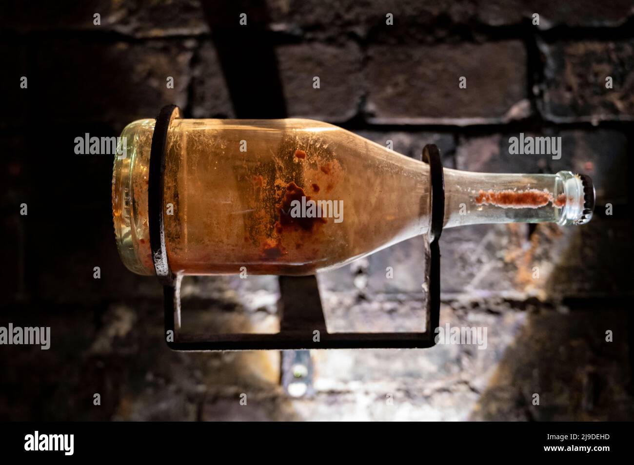 Sparkling white and rose wine production by traditional methods in