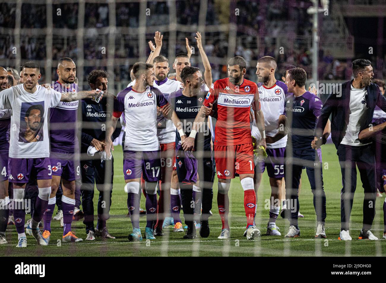 Artemio Franchi stadium, Florence, Italy, May 21, 2022, Fiorentina celebrates a victory conference league qualification  during  ACF Fiorentina vs Juv Stock Photo