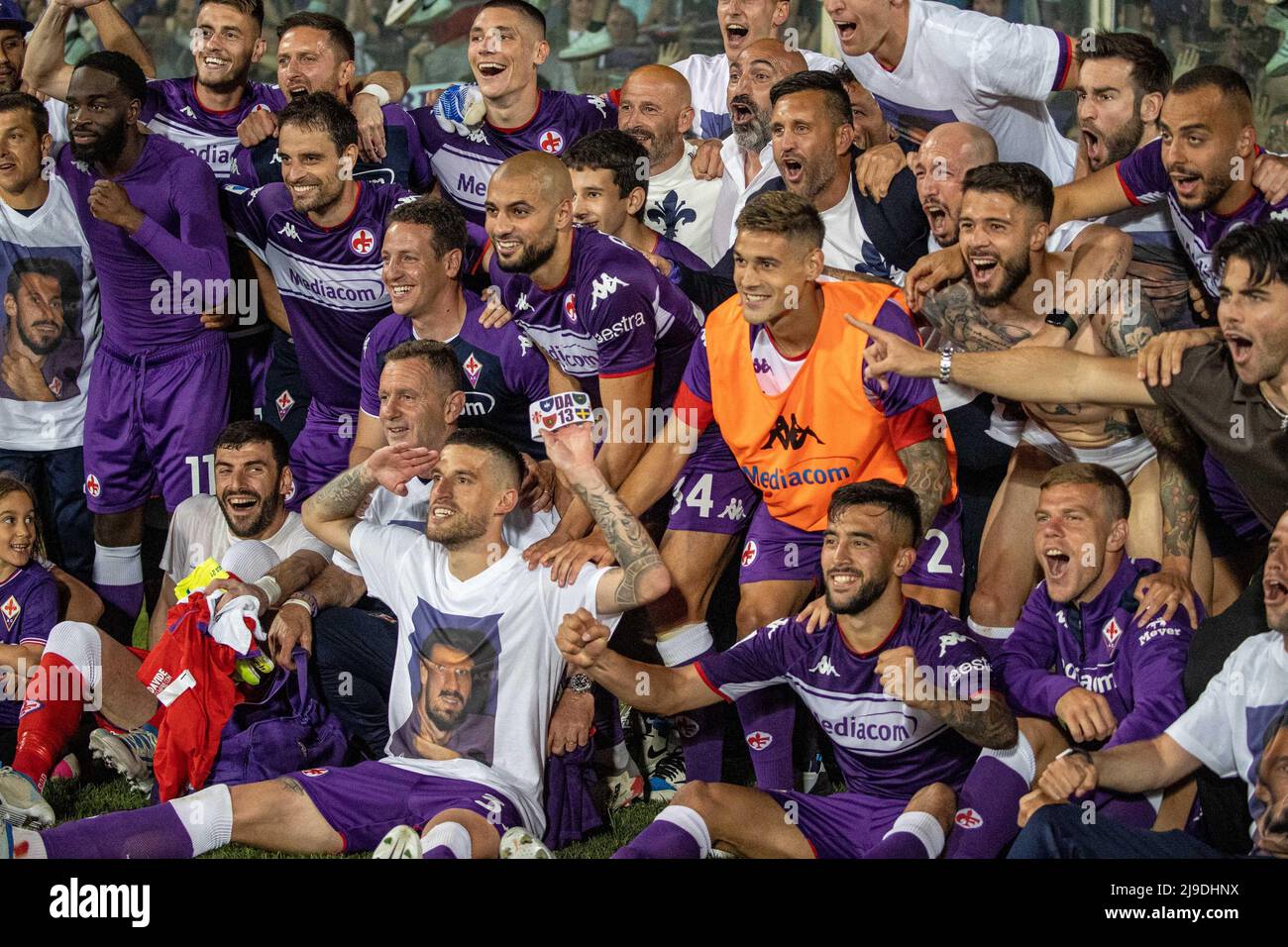 Artemio Franchi stadium, Florence, Italy, May 21, 2022, Fiorentina celebrates a victory conference league qualification  during  ACF Fiorentina vs Juv Stock Photo