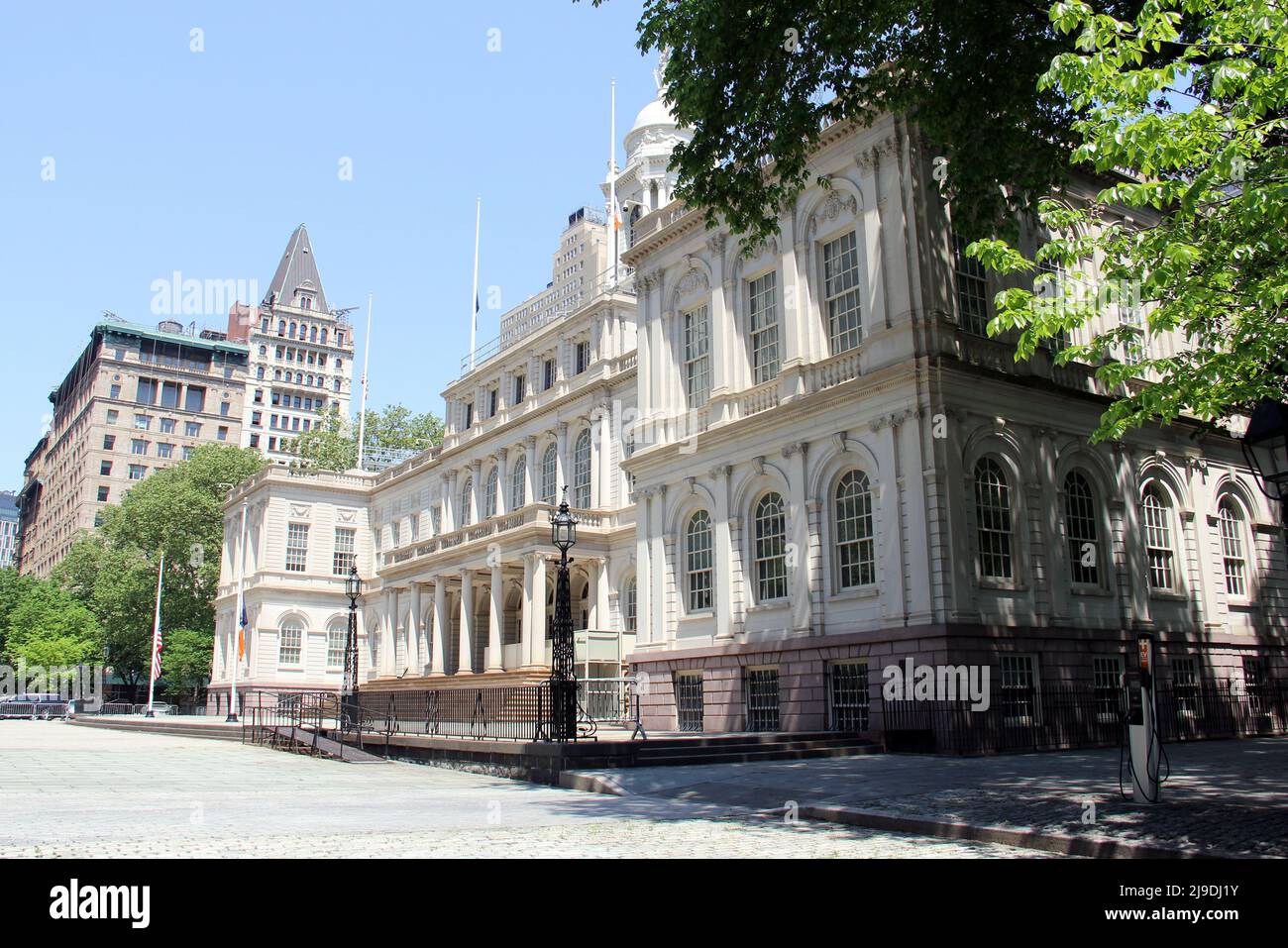 New York City Hall, constructed in 1803 - 1812, in Georgian Revival style, located in Lower Manhattan, view from Park Row, New York, NY, USA Stock Photo
