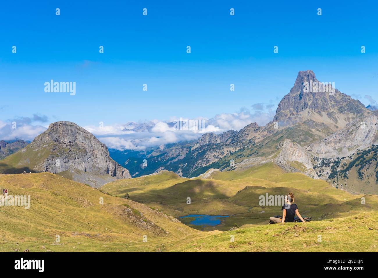 Silhouette woman sitting on rock hi-res stock photography and images ...