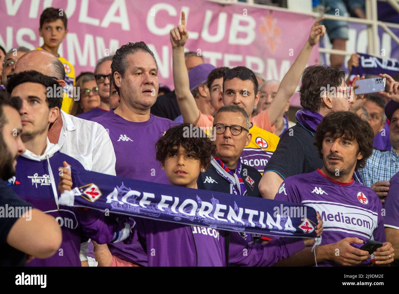 Florence, Italy. 21st May, 2022. Leonardo Bonucci of Juventus FC and  Krzysztof Piatek of ACF Fiorentina compete for the ball during the Serie A  2021/2022 football match between ACF Fiorentina and Juventus