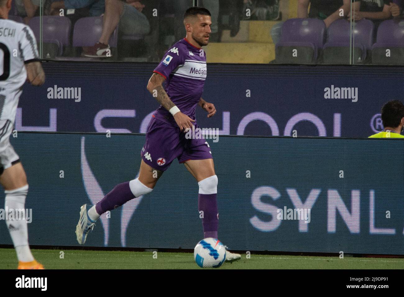 Florence, Italy. 21st May, 2022. Leonardo Bonucci of Juventus FC and  Krzysztof Piatek of ACF Fiorentina compete for the ball during the Serie A  2021/2022 football match between ACF Fiorentina and Juventus