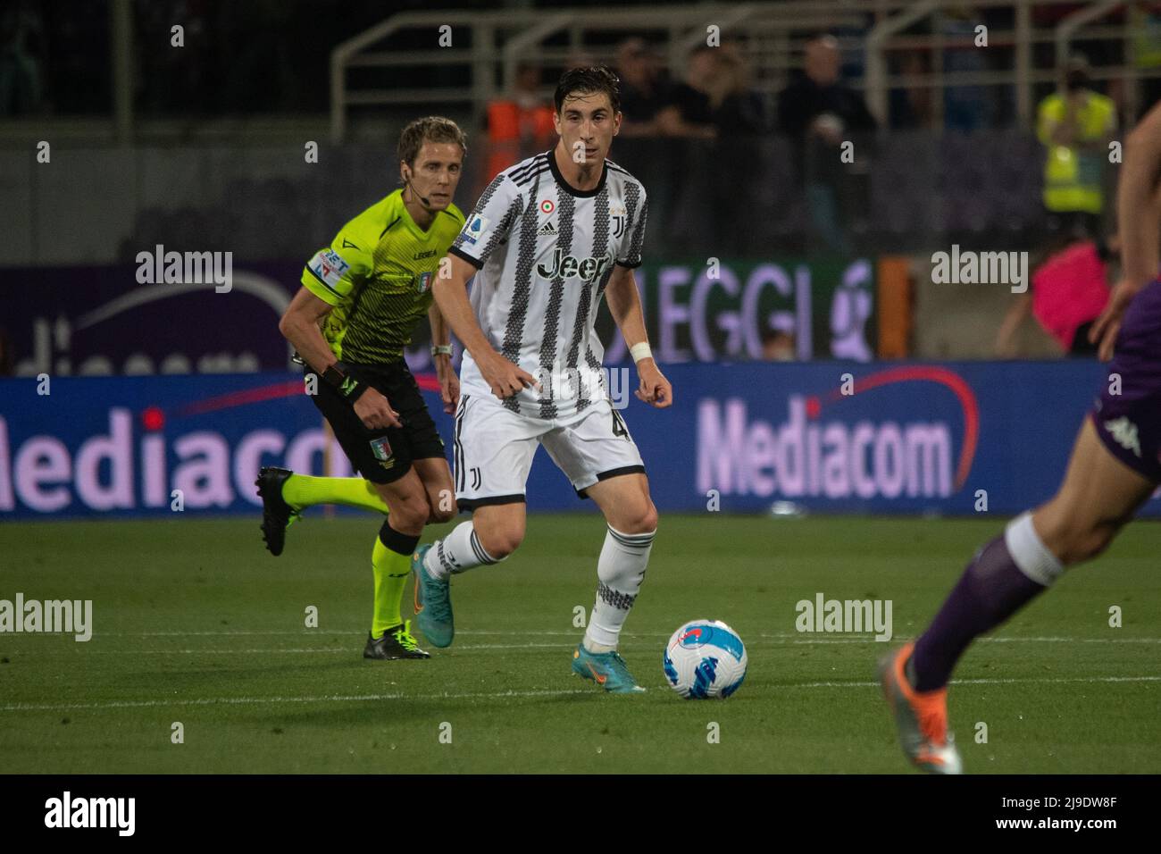 Florence, Italy. 21st May, 2022. Leonardo Bonucci of Juventus FC and  Krzysztof Piatek of ACF Fiorentina compete for the ball during the Serie A  2021/2022 football match between ACF Fiorentina and Juventus