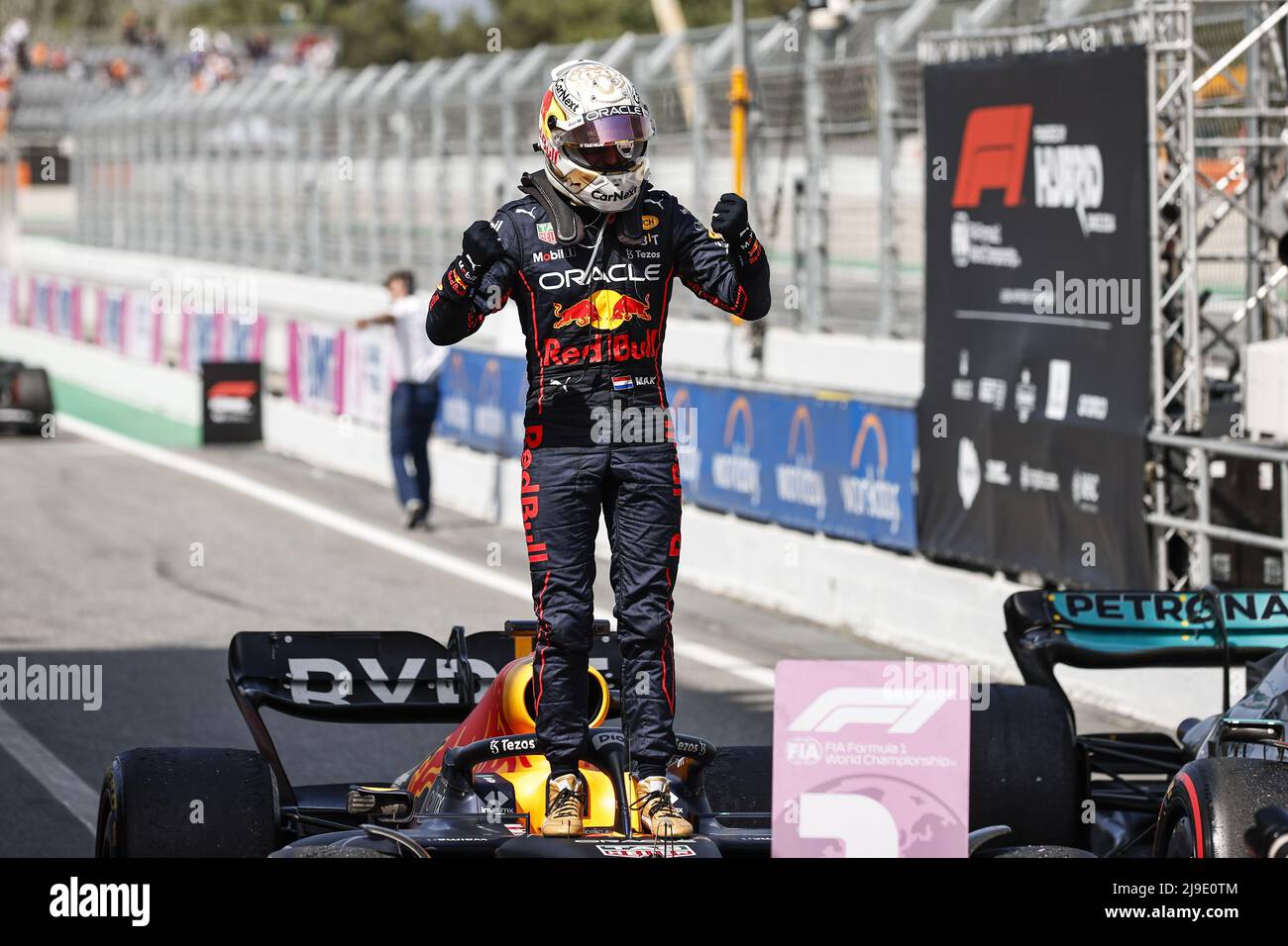 verstappen-max-ned-red-bull-racing-rb18-portrait-celebration