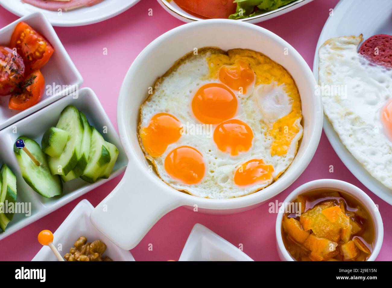 https://c8.alamy.com/comp/2J9E15N/fried-quail-eggs-in-ceramic-egg-panabove-view-2J9E15N.jpg