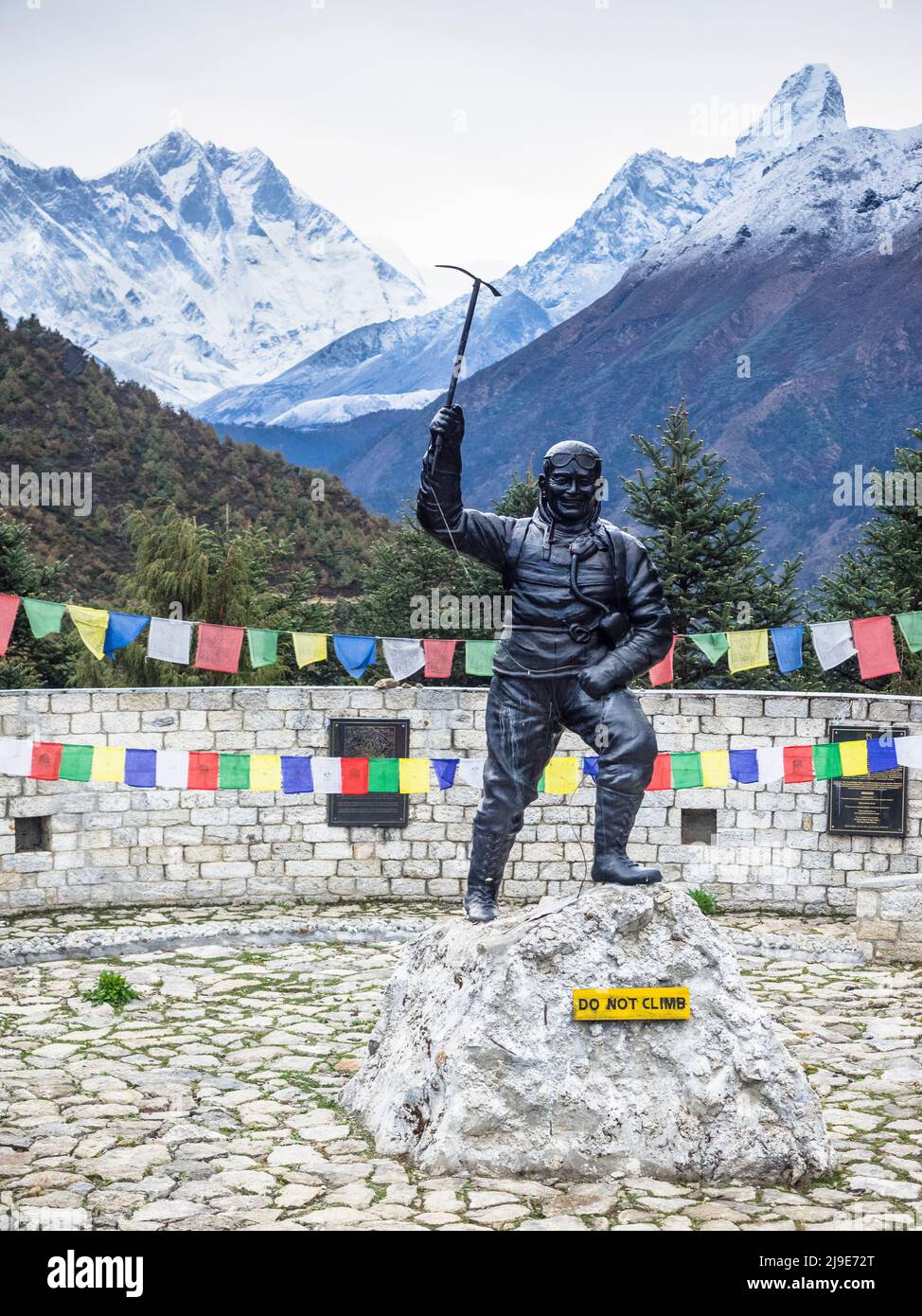 Bronze statue of Tenzing Norgay Sherpa in front of Lhotse 8516m