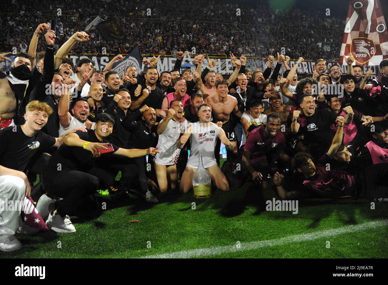 team celebrations under the fans during the Serie A 2021/22 match between US Salernitana 1919 and Udinese Calcio  Arechi  Stadium Stock Photo