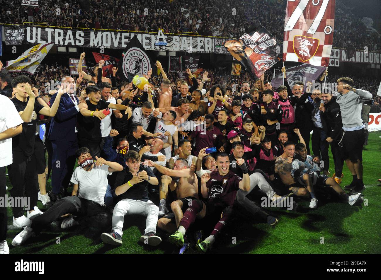 team celebrations under the fans during the Serie A 2021/22 match between US Salernitana 1919 and Udinese Calcio  Arechi  Stadium Stock Photo