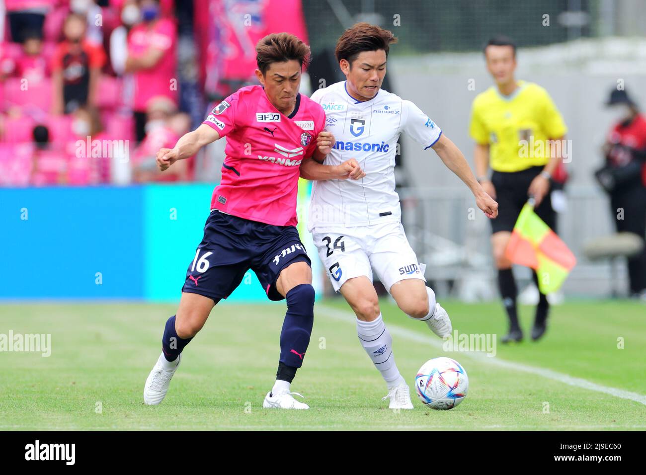 (L-R) Seiya Maikuma (Cerezo), Keisuke Kurokawa (Gamba), MAY 21, 2022 ...
