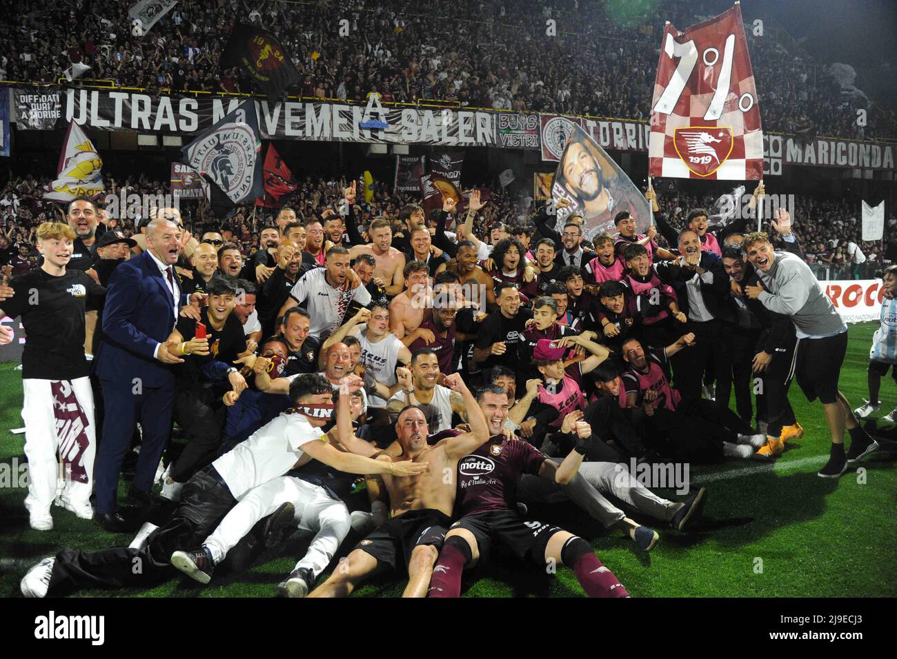 Salerno, Italy. 22nd May, 2022. team celebrations under the fans during the Serie A 2021/22 match between US Salernitana 1919 and Udinese Calcio Arechi Stadium (Credit Image: © Agostino Gemito/Pacific Press via ZUMA Press Wire) Stock Photo