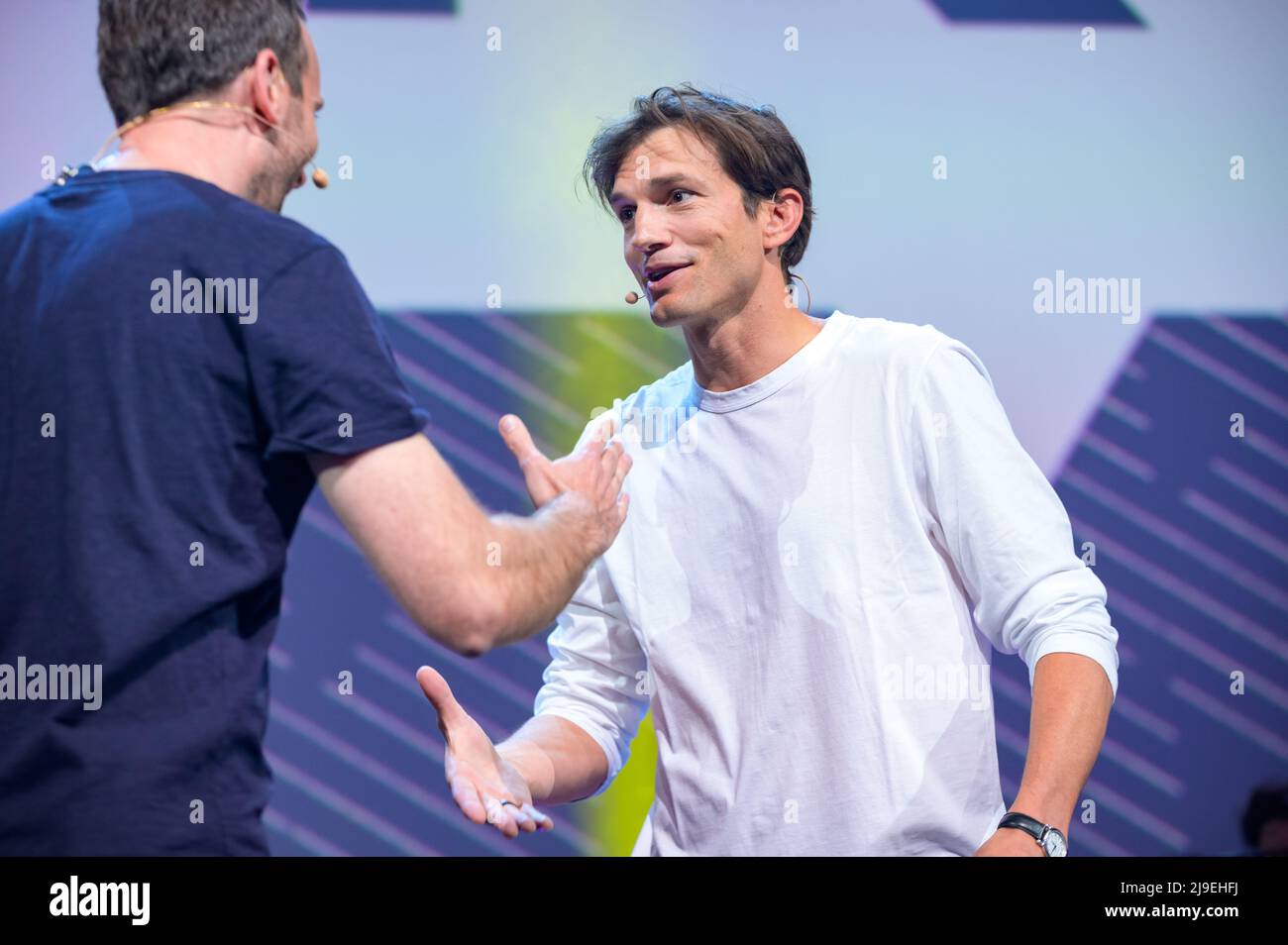 Hamburg, Germany. 18th May, 2022. Actor Ashton Kutcher greets OMR CEO Philipp Westermeyer (L) before his appearance. The OMR digital festival in Hamburg focuses on a combination of trade fair, workshops and party. Credit: Jonas Walzberg/dpa/Alamy Live News Stock Photo