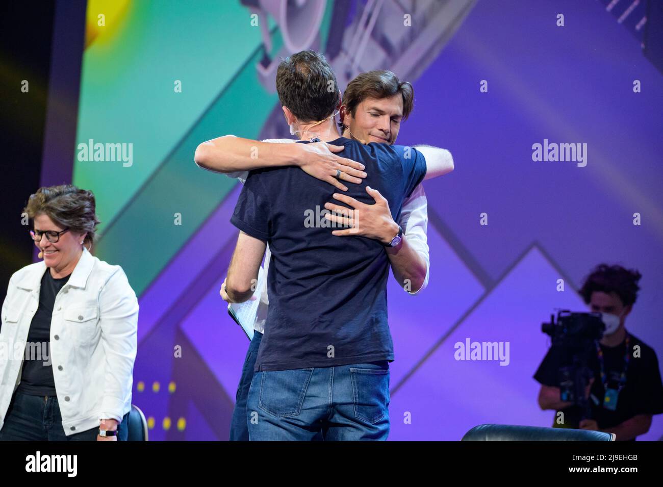 Hamburg, Germany. 18th May, 2022. Actor Ashton Kutcher hugs OMR CEO Philipp Westermeyer after his performance. The OMR digital festival in Hamburg focuses on a combination of trade fair, workshops and party. Credit: Jonas Walzberg/dpa/Alamy Live News Stock Photo