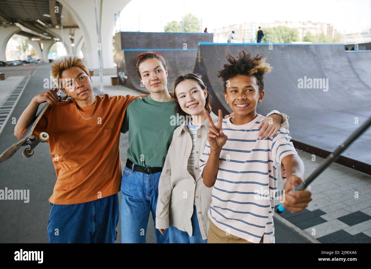 Diverse teens outdoors hi-res stock photography and images - Alamy