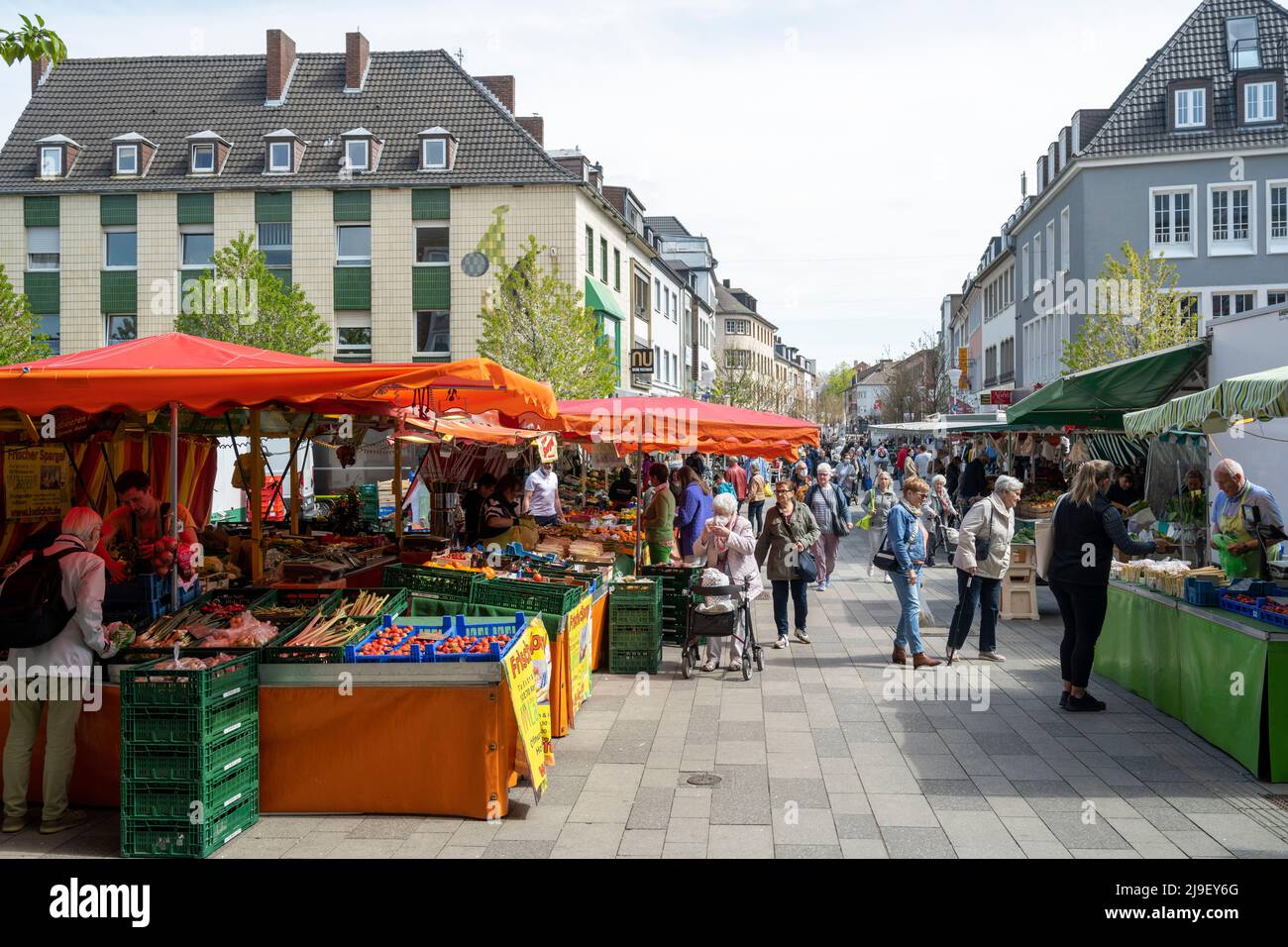 Deutschland, NRW, Düren, Wochenmarkt auf dem Markt, Blick zur Kölnstrasse Stock Photo