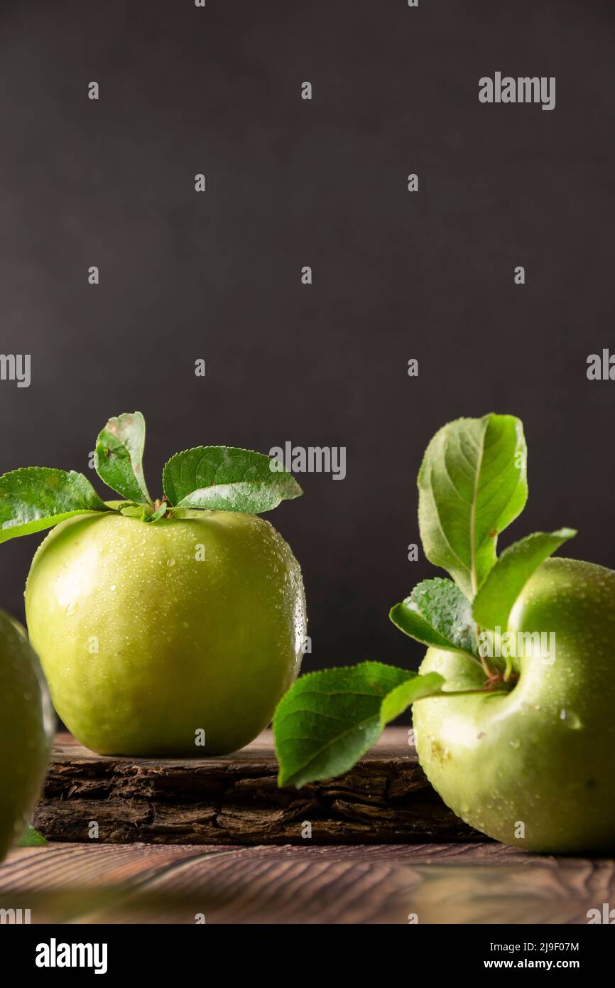 https://c8.alamy.com/comp/2J9F07M/raw-granny-smith-apples-green-fresh-fruits-on-dark-background-2J9F07M.jpg