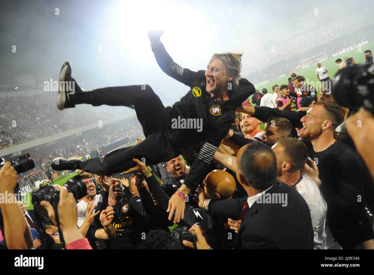 the team celebrates Davide Nicola during the Serie A 2021/22 match between US Salernitana 1919 and Udinese Calcio  Arechi  Stadium Stock Photo