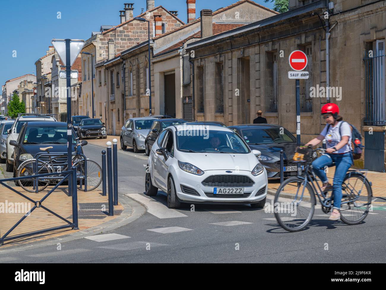 Avenue Journu Auber, Chartrons, Bordeaux, France - Car Parking Problems Stock Photo