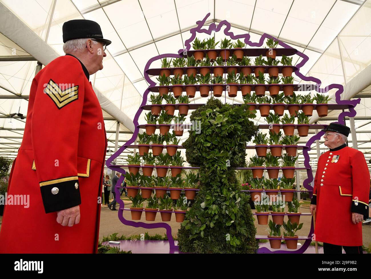 Chelsea Pensioners Ted Fell, left, and George Reid pose as they view 'The Queen's Platinum Jubilee' display by Simon Lycett at Chelsea Flower Show in London, Britain, May 23, 2022. REUTERS/Toby Melville Stock Photo