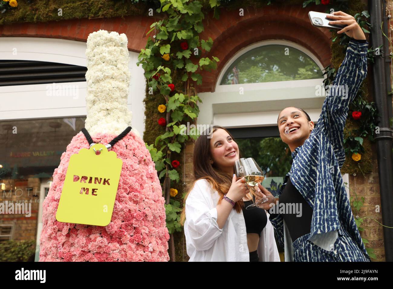 EDITORIAL USE ONLY Emile Dariana Vellejo Gomez and Celine Della Corte at 'Alice in Wine-derland', a floral installation commissioned by Loire Valley Wines as part of this year's Chelsea in Bloom, London. Picture date: Monday May 23, 2022. Stock Photo