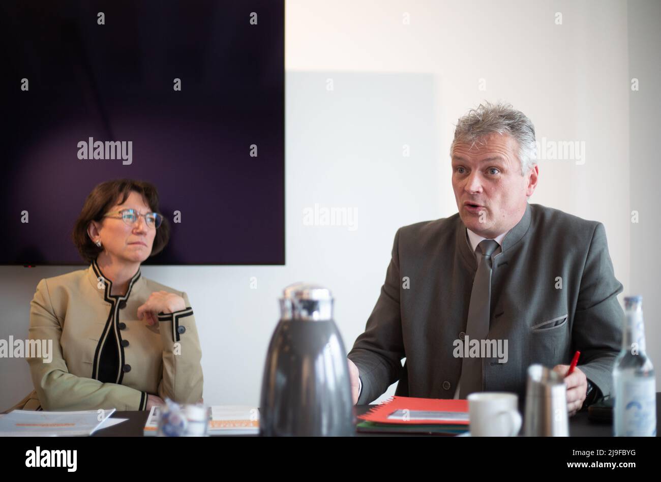 Munich, Germany. 23rd May, 2022. Michaela Pichlbauer, Roland Weigert ( Freie Waehler ) at the press conference on the topic of the commerce in the cities and towns in Munich, Germany on May 23rd, 2022. (Photo by Alexander Pohl/Sipa USA) Credit: Sipa USA/Alamy Live News Stock Photo