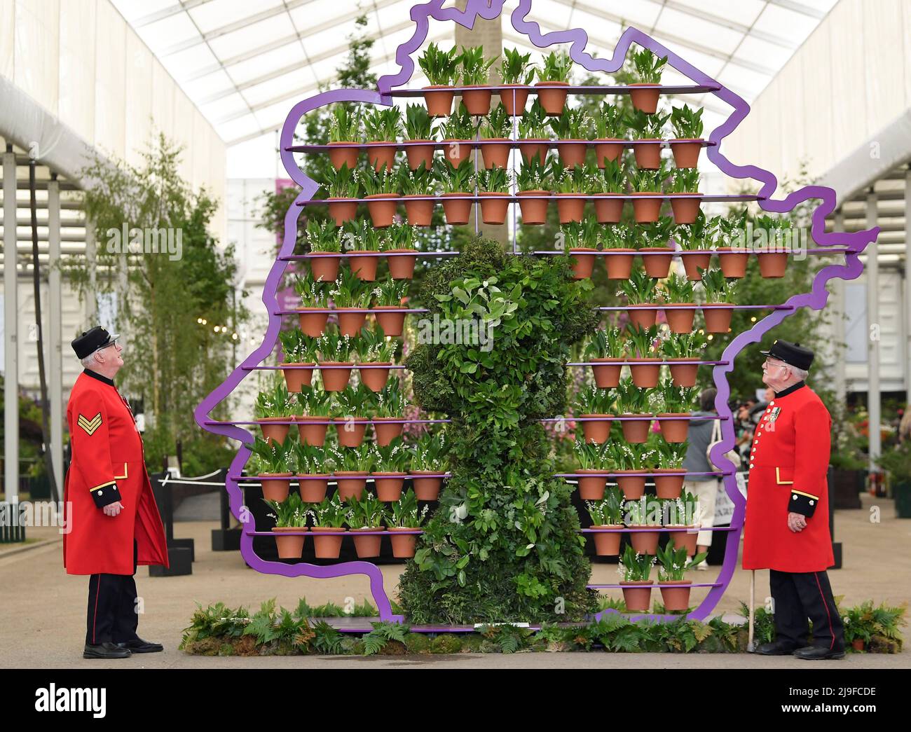 Chelsea Pensioners Ted Fell, left, and George Reid pose as they view 'The Queen's Platinum Jubilee' display by Simon Lycett at Chelsea Flower Show in London, Britain, May 23, 2022. REUTERS/Toby Melville Stock Photo