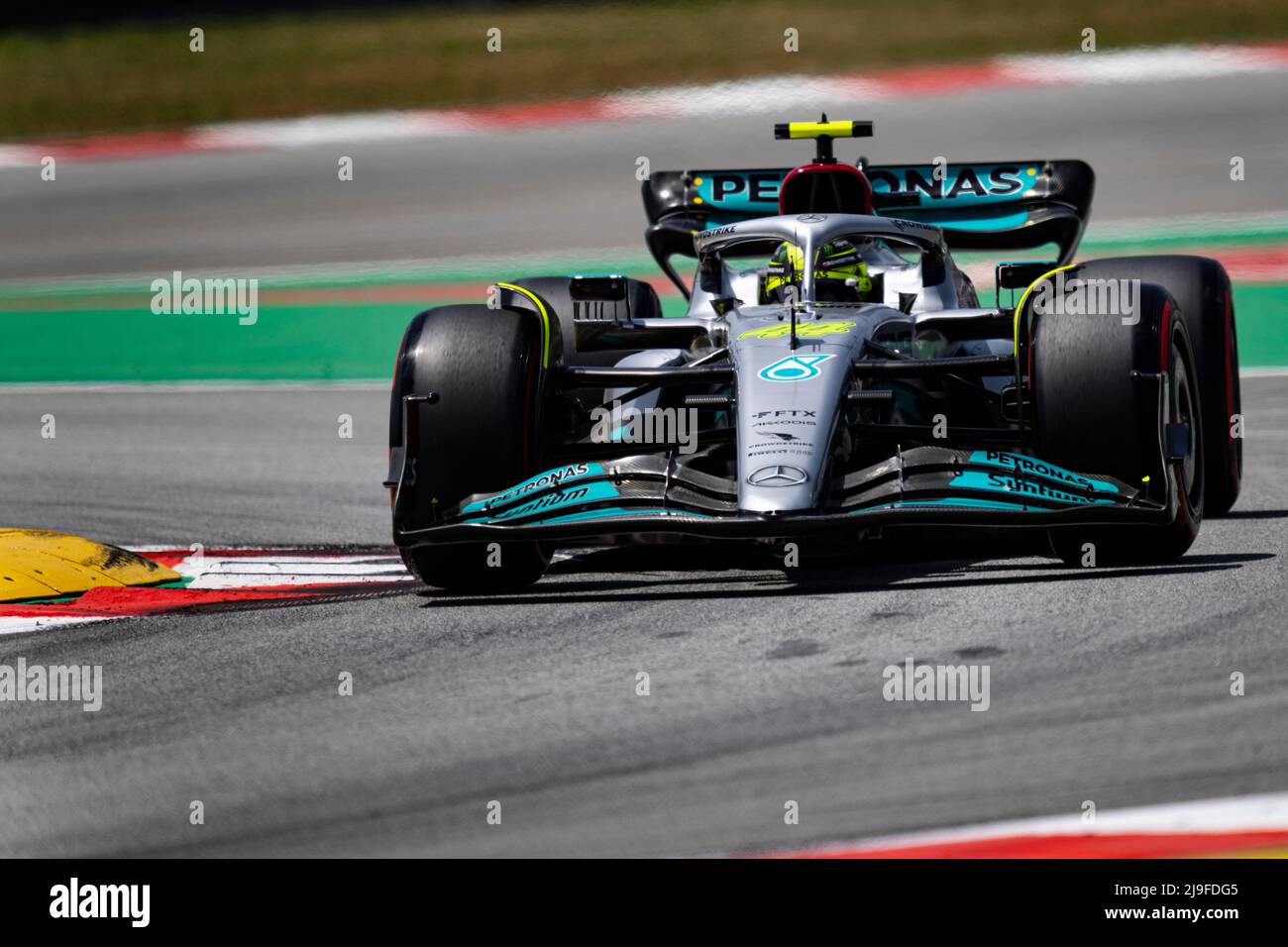 Lewis Hamilton of Great Britain and Mercedes drives his W13 during third practice ahead of the F1 Grand Prix of Spain at Circuit de Barcelona-Catalunya on May 21, 2022 in Barcelona, Spain. Foto: Siu Wu. Stock Photo