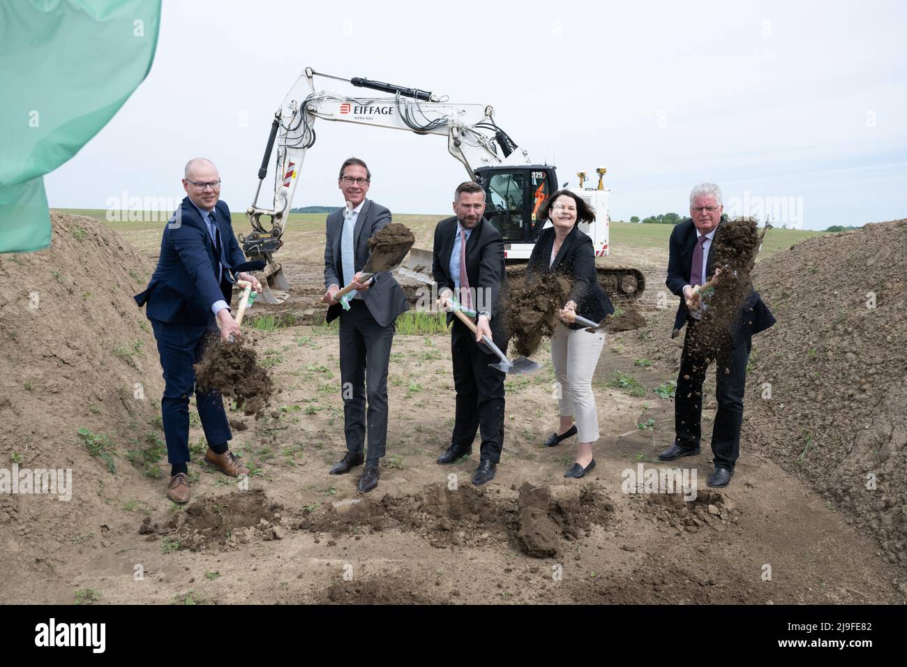 23 May 2022, Saxony, Mittelherwigsdorf: Markus Hallmann (Freier Wählerverein, l-r), mayor of the municipality of Mittelherwigsdorf, Frank Süsser, head of the department for federal highways north-east, Martin Dulig (SPD), Saxony's Minister of Economic Affairs, Saskia Tietje, president of the State Office for Road Construction and Transport, and Bernd Lange (CDU), district administrator of the Görlitz district, break ground symbolically at the construction site for the new construction of the federal highway 178n between Niederoderwitz and Zittau. The approximately six-kilometer-long section re Stock Photo
