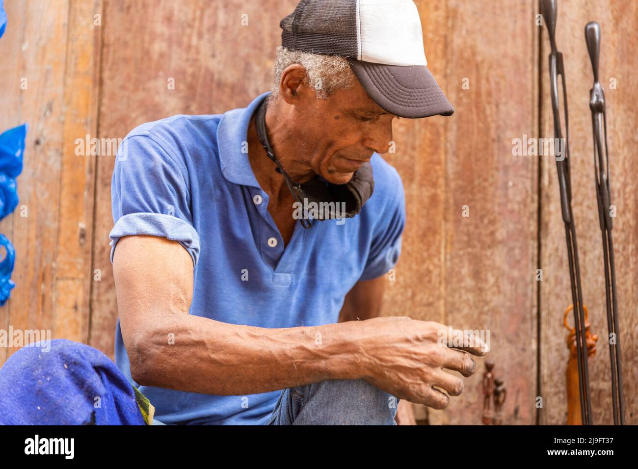 African sitting street hi-res stock photography and images - Alamy