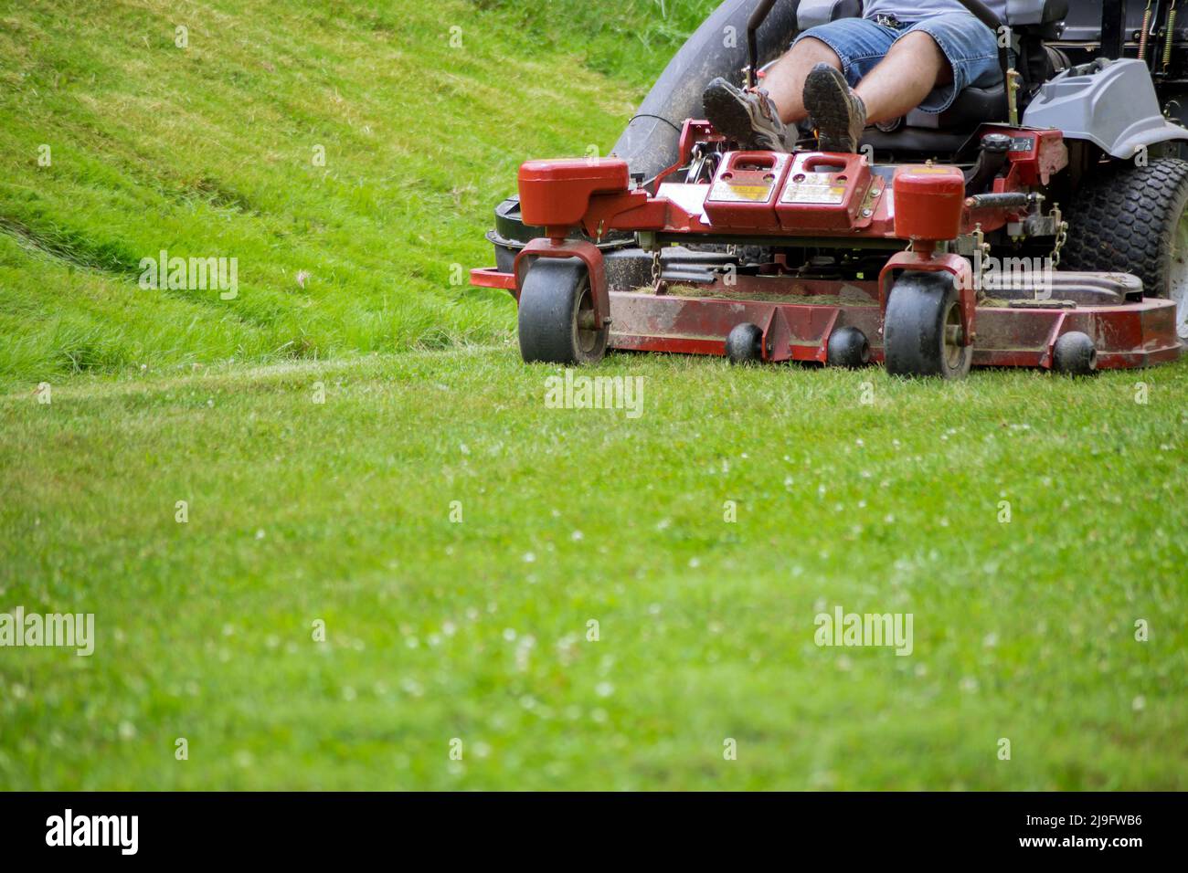 Self propelled lawn mower hi res stock photography and images Alamy