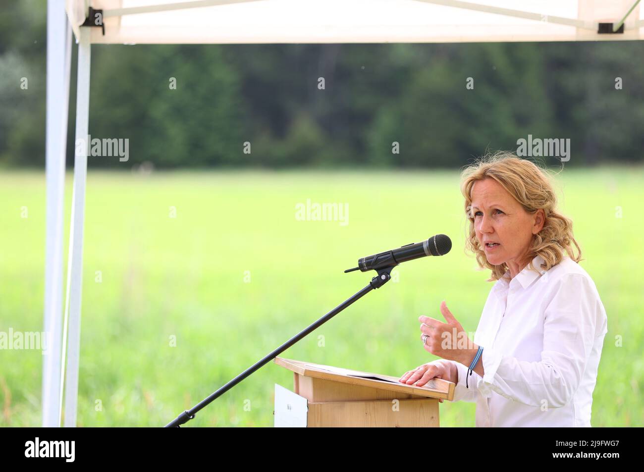 Marktoberdorf, Germany. 23rd May, 2022. Steffi Lemke (Bündnis 90/Die  Grünen), Federal Minister for the Environment, Nature Conservation, Nuclear  Safety and Consumer Protection, welcomes Allgäuer alphorn blowers at the  beginning of the k