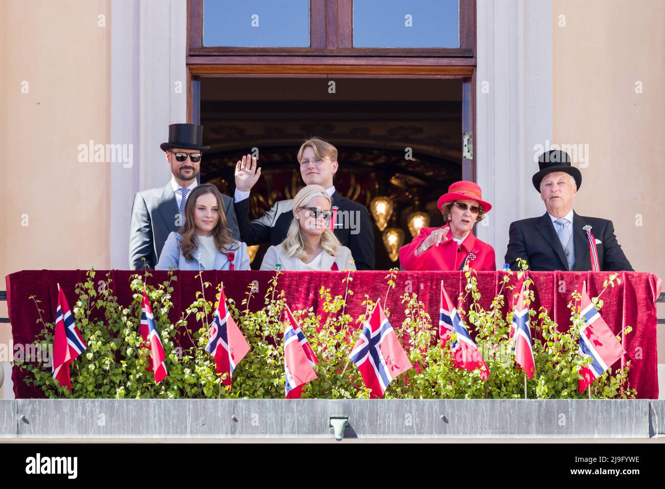 Oslo, Norway. 17th, May 2022. The Norwegian Royal Family greets the people from the Royal Palace balcony during the Norwegian Constitution Day in Oslo. (Front L-R) Princess Ingrid Alexandra, Mette-Marit, Crown Princess of Norway, Queen Sonja of Norway and King Harald V and (Back L-R) Prince Sverre Magnus of Norway and Haakon, Crown Prince of Norway,. (Photo credit: Gonzales Photo - Stian S. Moller). Stock Photo