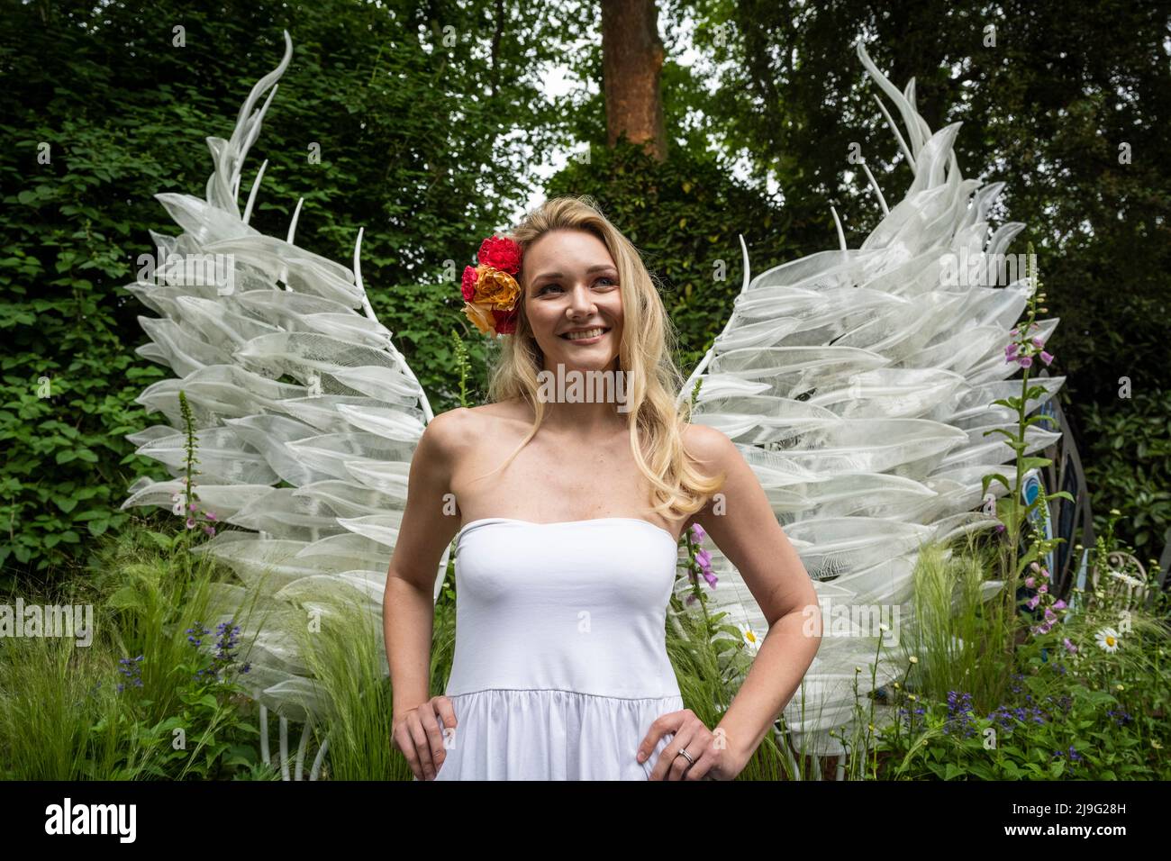 London, UK.  23 May 2022. Violinist Sally Potterton at the Glass Garden Stand at the press day of the RHS Chelsea Flower Show in the grounds of the Royal Hospital Chelsea.  The show runs to 28 May 2022.    Credit: Stephen Chung / Alamy Live News Stock Photo