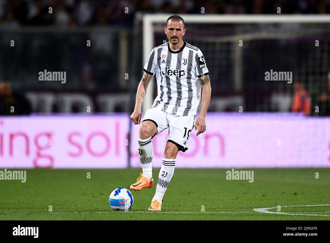 Florence, Italy. 21st May, 2022. Leonardo Bonucci of Juventus FC and  Krzysztof Piatek of ACF Fiorentina compete for the ball during the Serie A  2021/2022 football match between ACF Fiorentina and Juventus