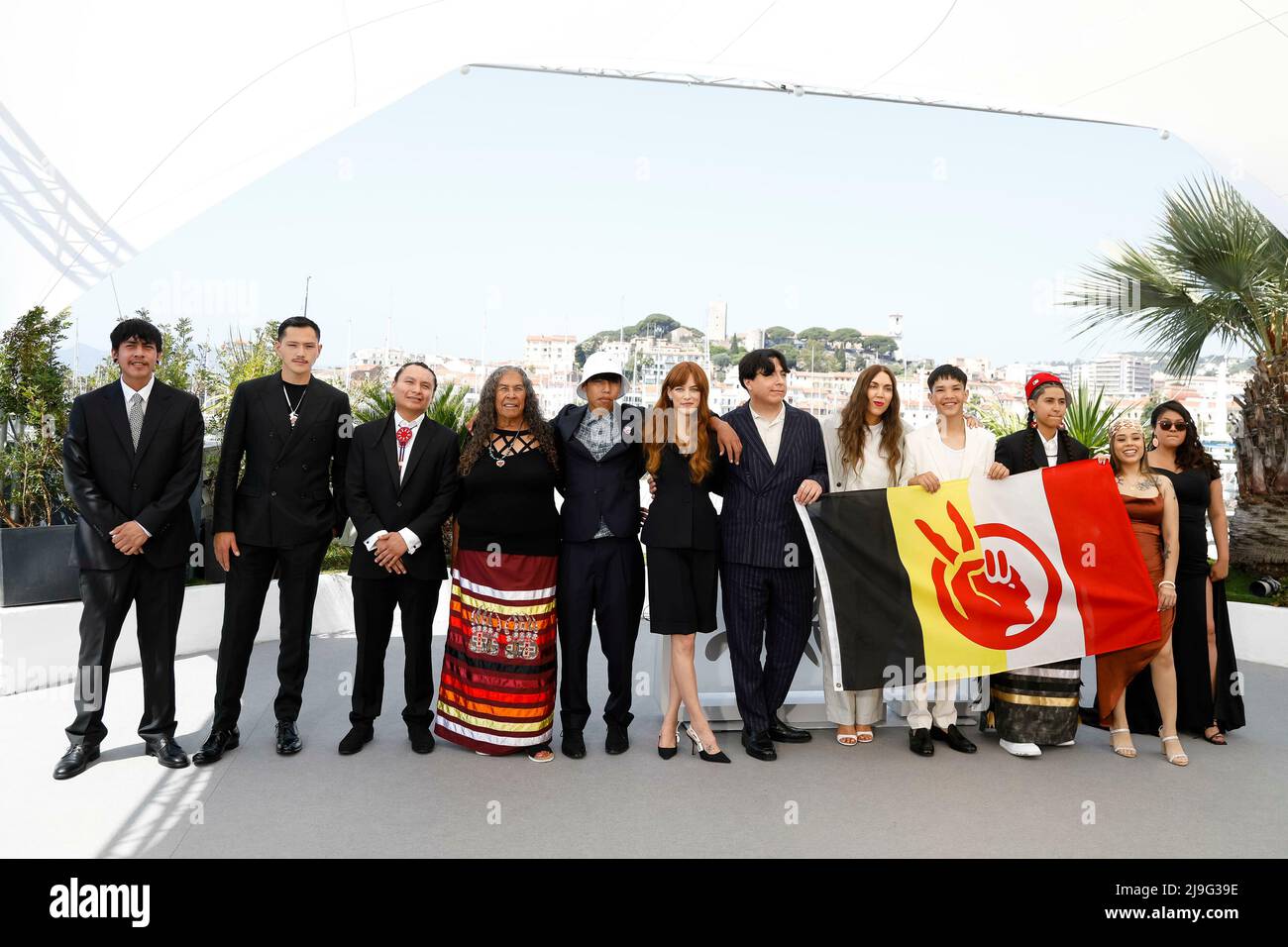 Cannes, Frankreich. 21st May, 2022. Willi White (l-r), Riley Keough, Gina  Gammell, Ladainian Crazy Thunder, Calista Cottier, Robert Stover Jr,  Anjelic McClung, Jessica Poor Bear, Ta-Yamni Long Black Cat, Woodrow Long  Elk,