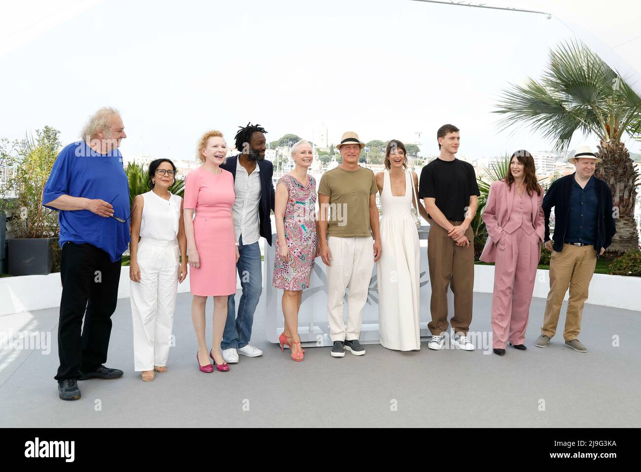 Cannes, Frankreich. 22nd May, 2022. Dolly De Leon (l-r), Sunnyi Melles, Jean-Christophe Folly, Vicki Berlin, Woody Harrelson, Ruben Ostlund, Charlbi Dean, Harris Dickinson, Iris Berben, Henrik Dorsin and Philippe Bober pose at the photocall of 'Triangle of Sadness' during the 75th Annual Cannes Film Festival at Palais des Festivals in Cannes, France, on 22 May 2022. Credit: dpa/Alamy Live News Stock Photo