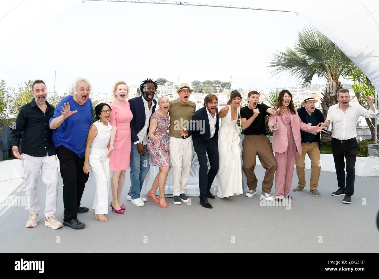 Cannes, Frankreich. 22nd May, 2022. Dolly De Leon (l-r), Sunnyi Melles, Jean-Christophe Folly, Vicki Berlin, Woody Harrelson, Ruben Ostlund, Charlbi Dean, Harris Dickinson, Iris Berben, Henrik Dorsin and Philippe Bober pose at the photocall of 'Triangle of Sadness' during the 75th Annual Cannes Film Festival at Palais des Festivals in Cannes, France, on 22 May 2022. Credit: dpa/Alamy Live News Stock Photo