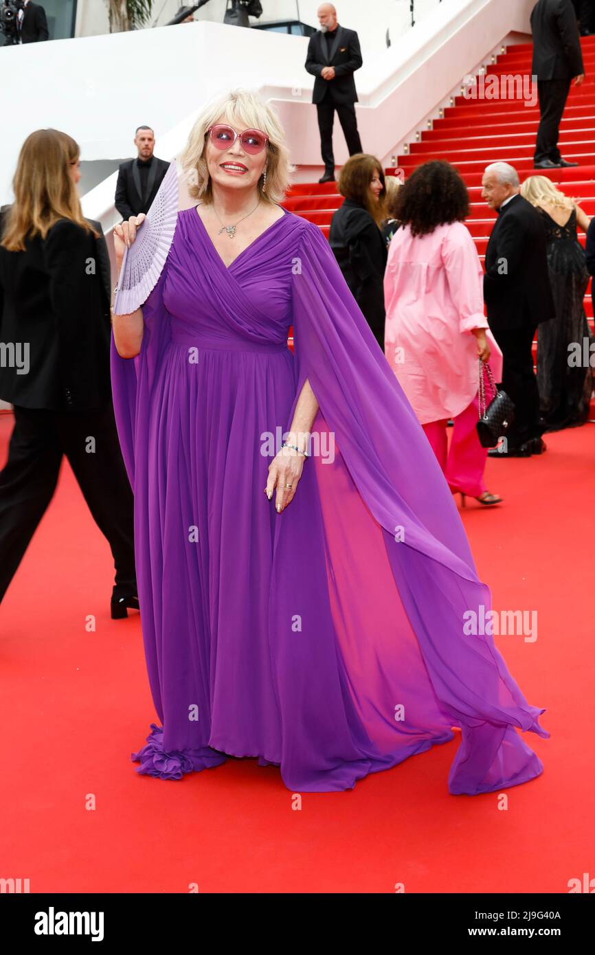 Cannes, Frankreich. 22nd May, 2022. Amanda Lear attends the premiere of 'Forever Young' during the 75th Annual Cannes Film Festival at Palais des Festivals in Cannes, France, on 22 May 2022. Credit: dpa/Alamy Live News Stock Photo