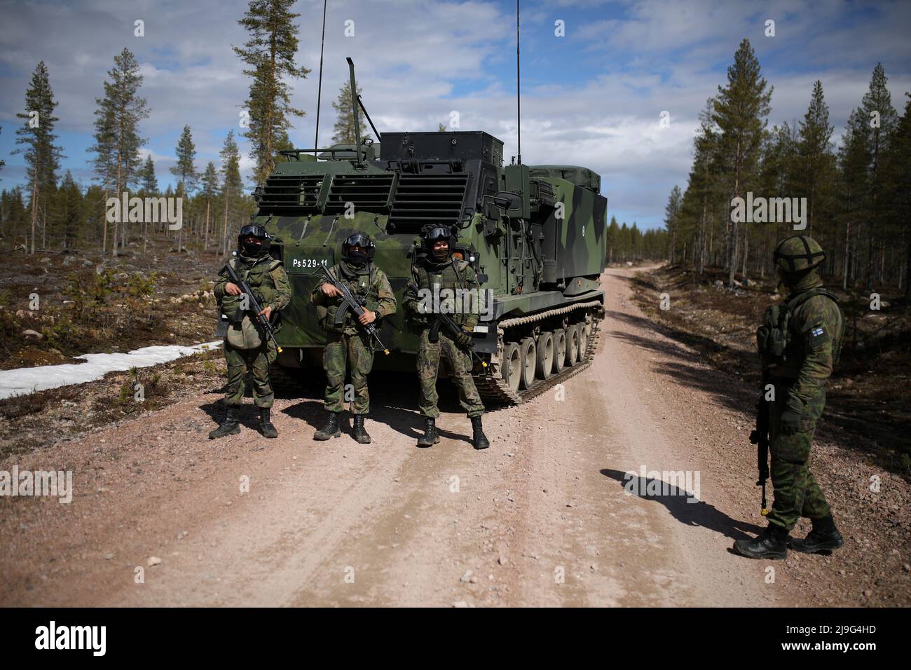 Finnish army soldiers walk near a rocket launcher during Lightning Strike  22 exercise, in Rovajarvi, Finland, May 23, 2022. REUTERS/Stoyan Nenov  Stock Photo - Alamy