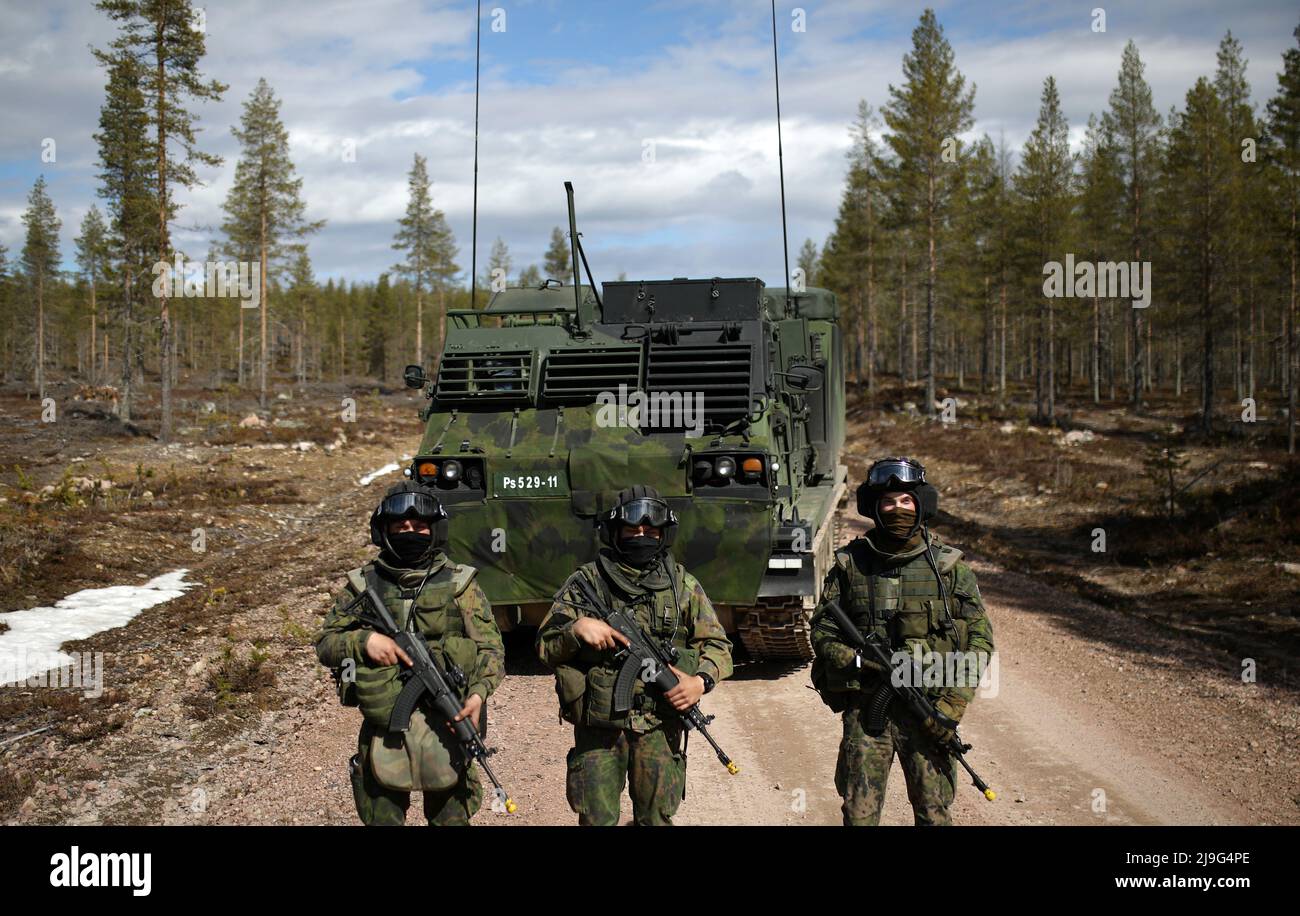Finnish army soldiers stand near a rocket launcher during Lightning Strike  22 exercise, in Rovajarvi, Finland, May 23, 2022. REUTERS/Stoyan Nenov  Stock Photo - Alamy