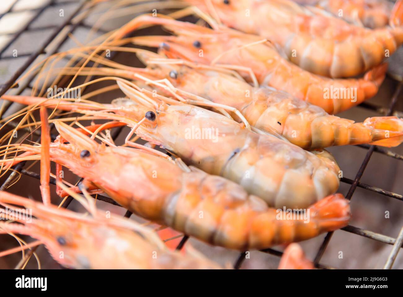 Grill the shrimp on stove Stock Photo - Alamy