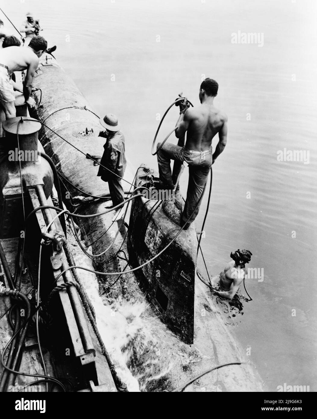 A vintage photo circa 1943 of a Type A Ko-hyoteki Japanese midget submarine being salvaged by the US Navy after it was sunk during the attack on Pearl Harbour Stock Photo