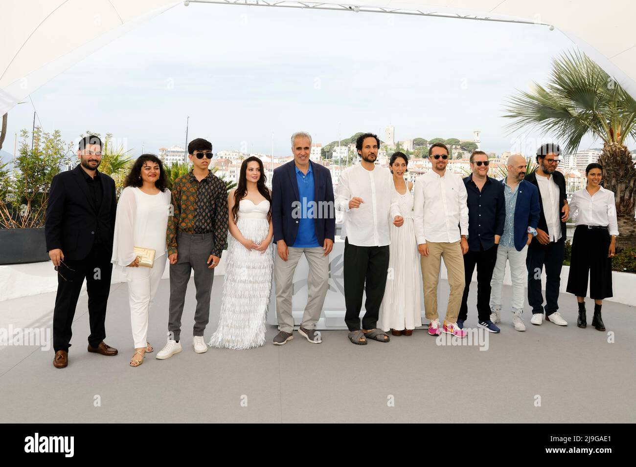 Cannes, Frankreich. 23rd May, 2022. Mehdi Bajestani (l-r), Zar Amir Ebrahimi, Sina Parvaneh, Sara Fazilat, Mesbah Taleb, Forouzan Jamshidnejad, Ali Abbasi, Jacob Jarek, Sol Bondy, Nima Akbarpour, Arash Ashtiani and Alice Rahimi pose at the photocall of 'Holy Spider' during the 75th Annual Cannes Film Festival at Palais des Festivals in Cannes, France, on 23 May 2022. Credit: dpa/Alamy Live News Stock Photo