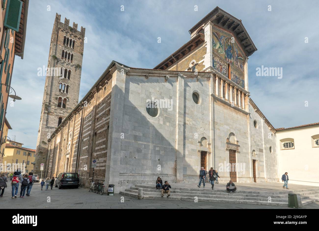 Basilica di San Frediano, Piazza San Frediano, Lucca. 12th century Romanesque style church with golden mosaic by Berlinghiero Berlinghieri on facade. Stock Photo