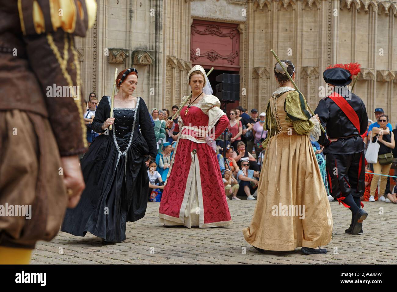 LYON, FRANCE, May 22, 2022 : Shows of sword fights and medieval dances in costumes take place in Vieux-Lyon during the Fete de la Renaissance (Renaiss Stock Photo