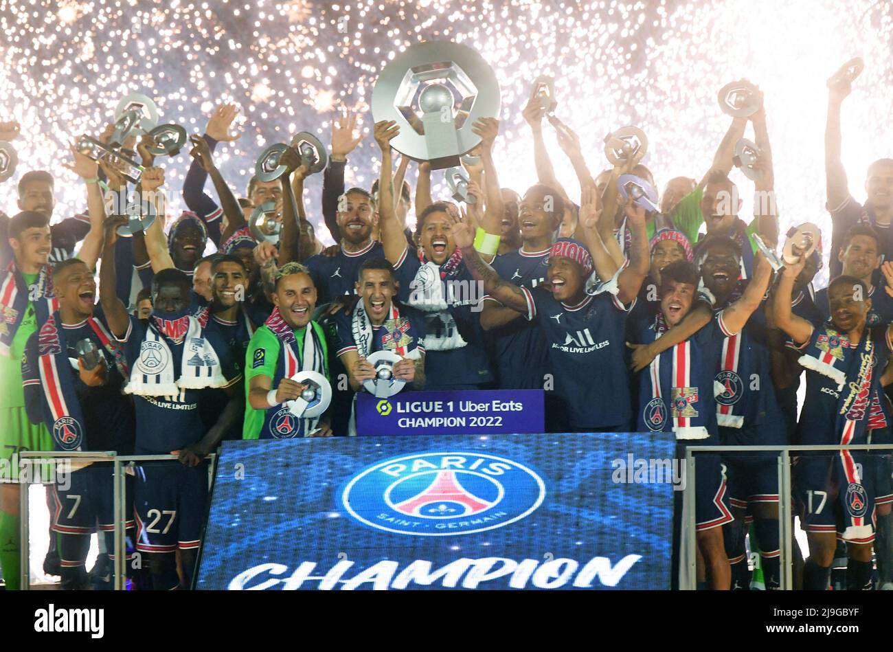 PSG's players celebrates their club's tenth Ligue 1 title during the 2021-2022  Ligue 1 championship trophy ceremony following the French L1 football match  between Paris Saint-Germain (PSG) and Metz at the Parc
