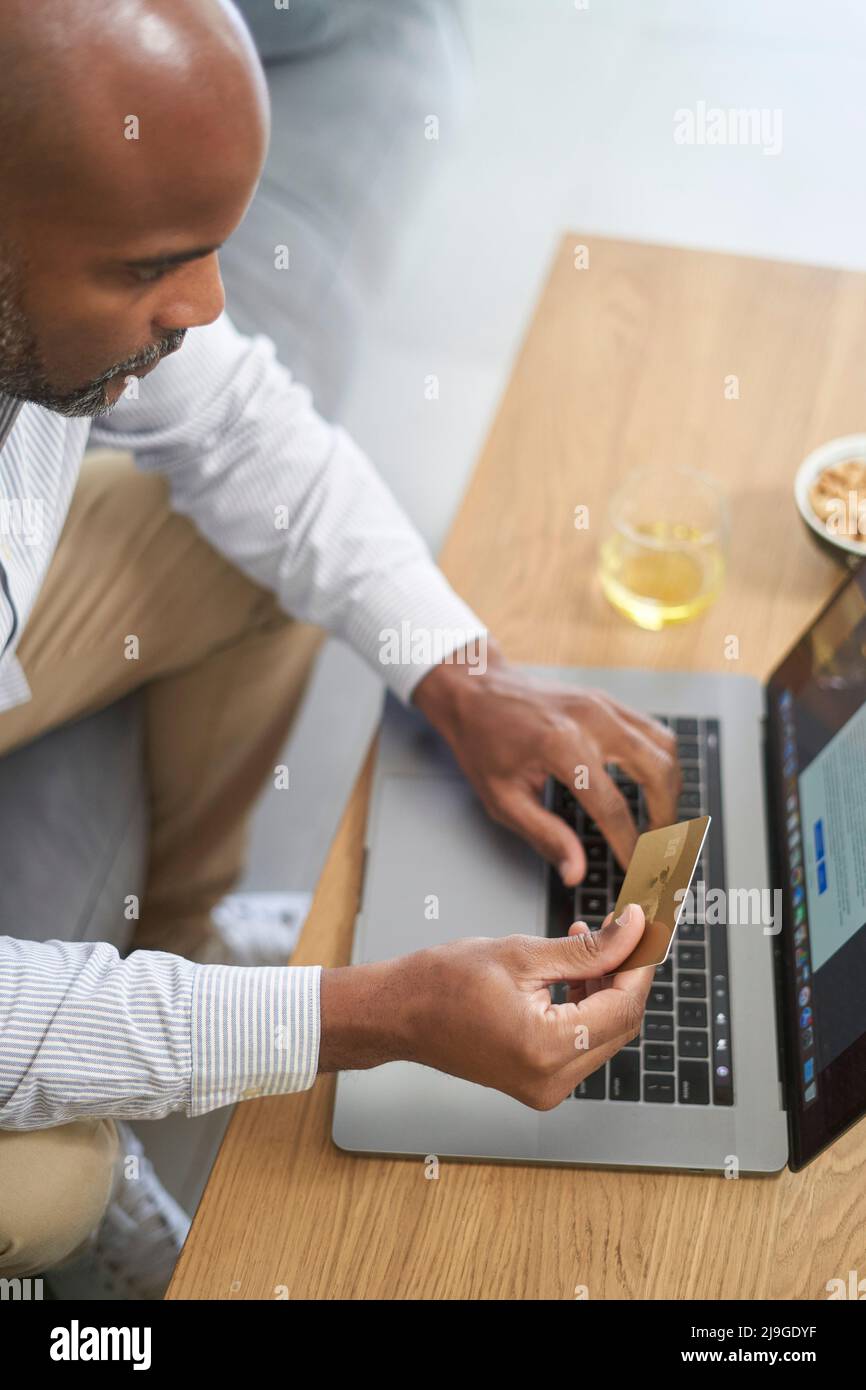 Male using credit card hi-res stock photography and images - Alamy