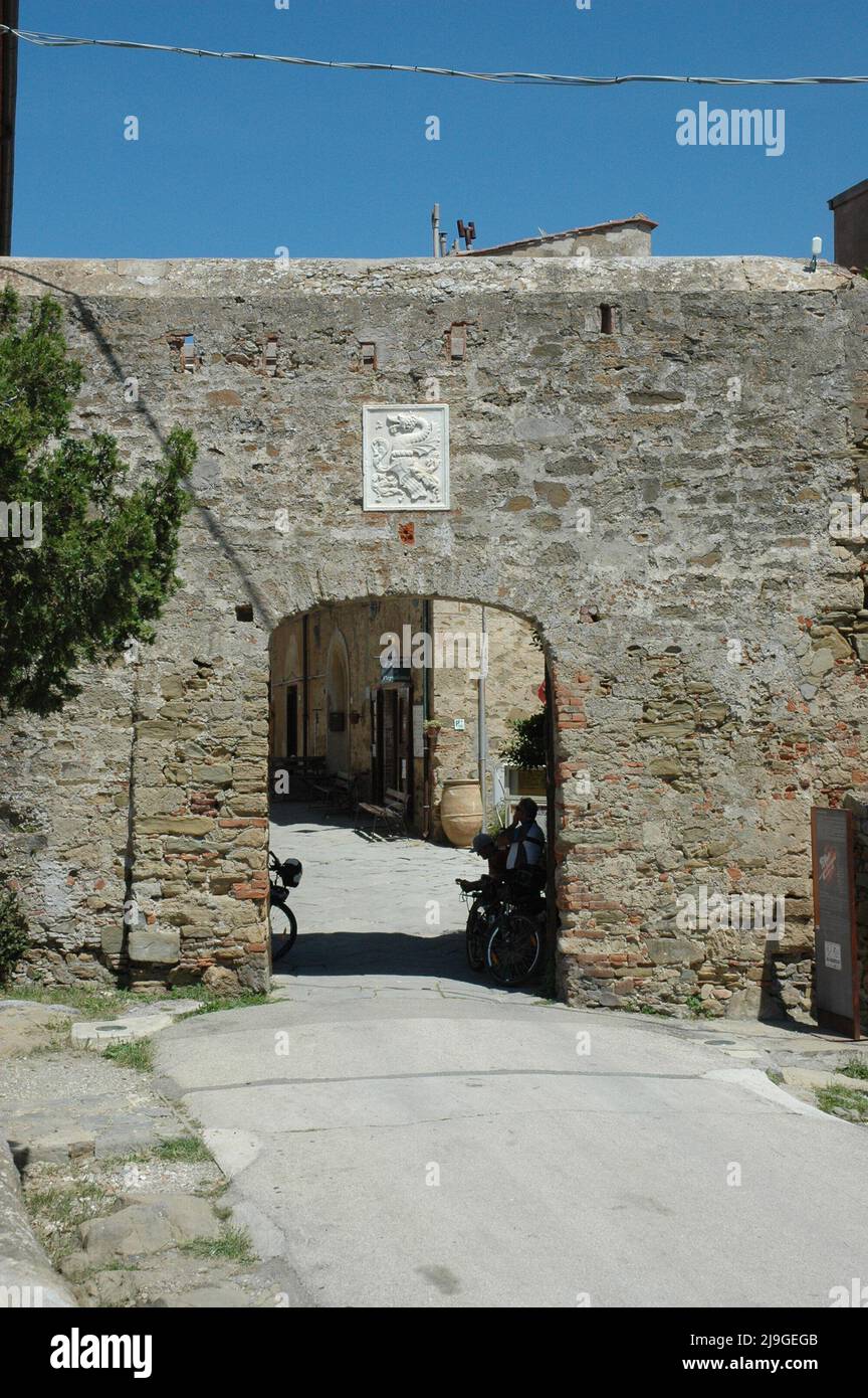 Porta ingresso mura di Populonia (Livorno) Stock Photo